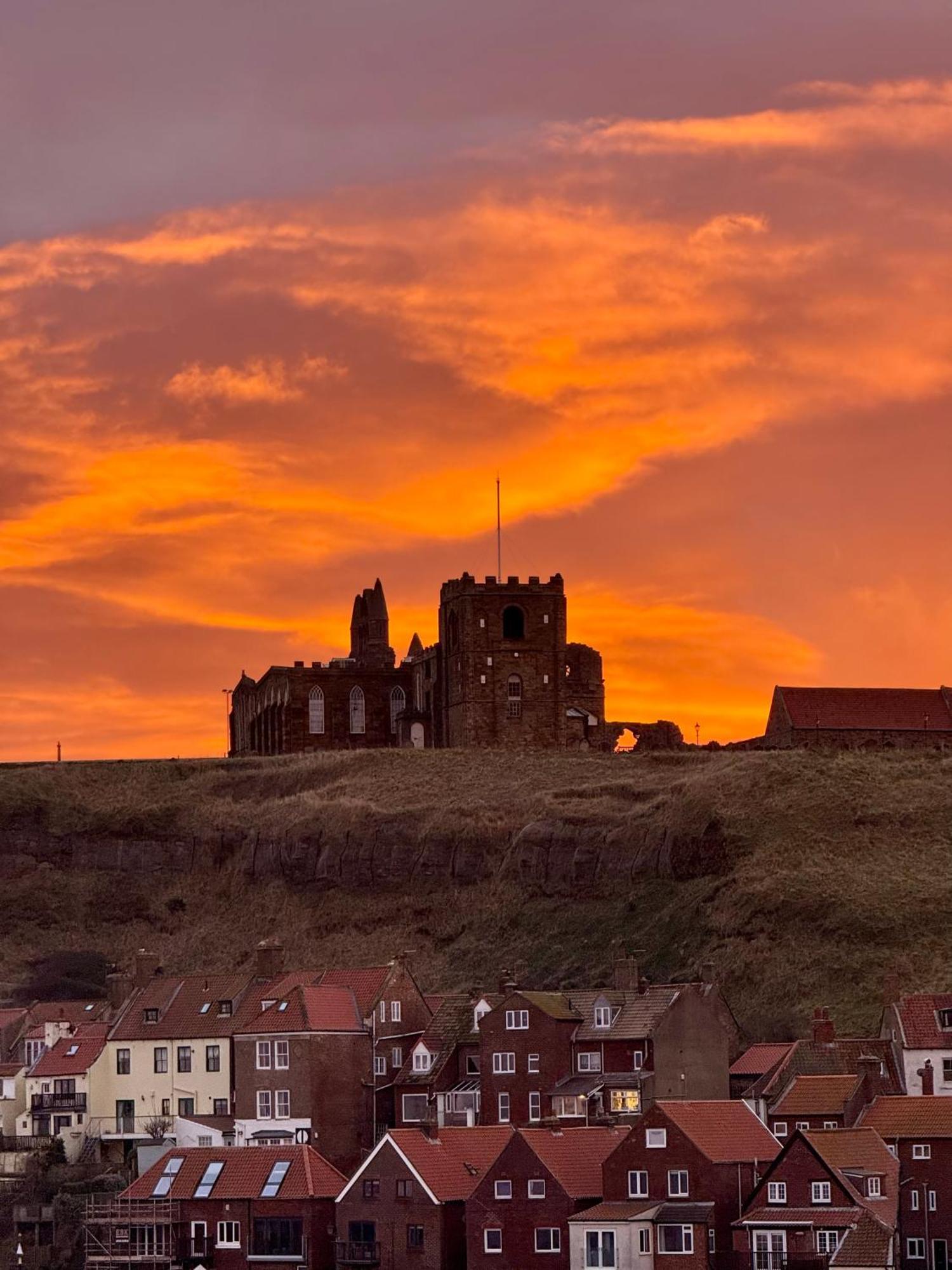 Number 3 Pier Road Suites Whitby Eksteriør billede