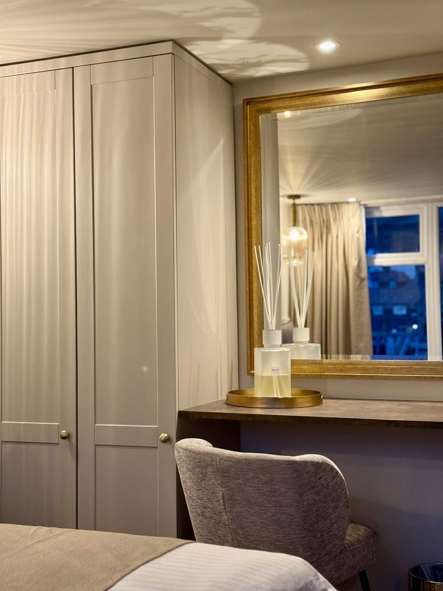 Number 3 Pier Road Suites Whitby Eksteriør billede